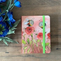 Alex clark SCN18 Jegyzetfüzet , vonalas, 14x10,5cm, 160 oldal, gumis,méhecske rózsával kép